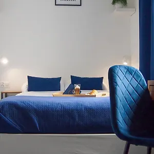 Mile Airport & Parking Dlugoterminowy Bed and breakfast
